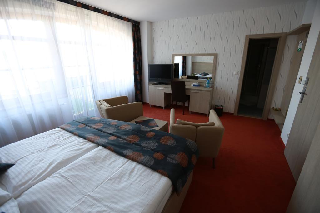 Hotel Vinarsky Dom Пезинок Экстерьер фото